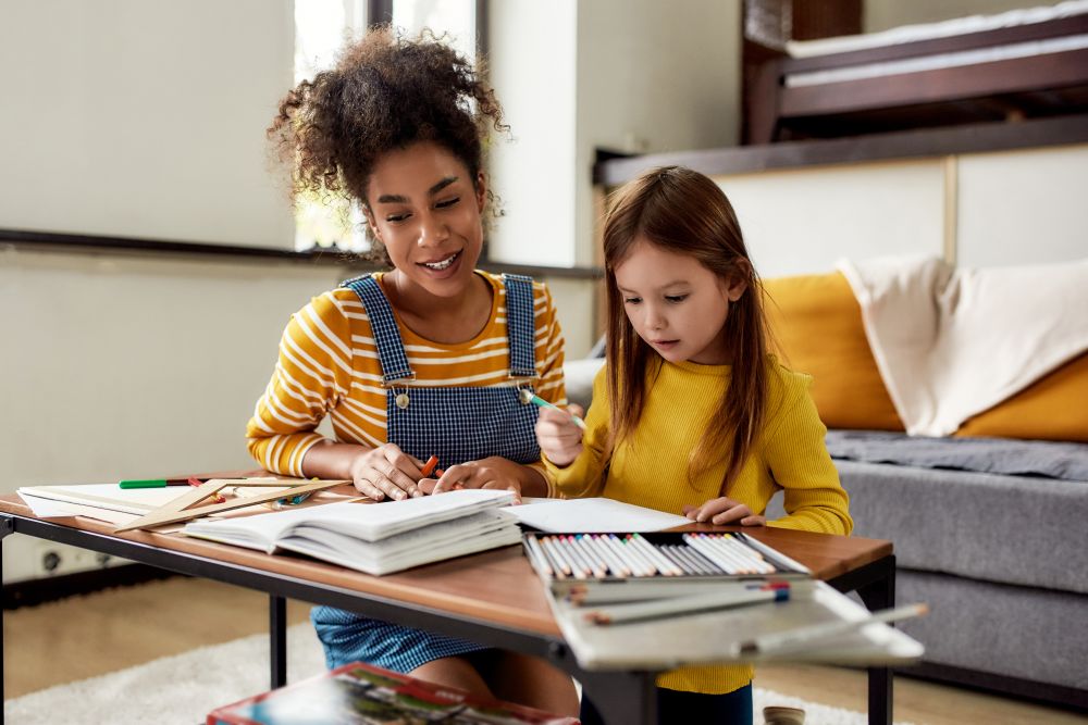 Avec une nounou anglophone, l'aide aux devoirs est très efficace Avec une nounou anglophone, l'aide aux devoirs est très efficace